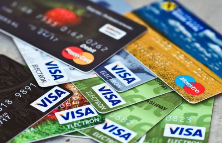 Закінчується термін дії пенсійної картки: що треба поквапитися зробити, щоб не залишитись без грошей