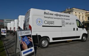 У 7 містах. Де і за скільки можна оформити паспорт та посвідчення водія за кордоном