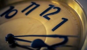 Украинцам рассказали, как вести себя ночью на улице в комендантский час: “Не лезьте сразу в карман“