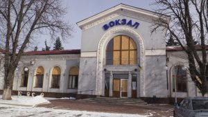 На залізничному вокзалі Ізюма вже тепло, а автовокзал поки що не працює (фото)