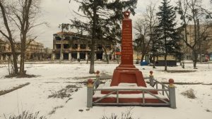 В Ізюмі знесли серп, молот і дошку Жукову, готуються до демонтажу пам’ятника комуністу Волоху (фото, документ)