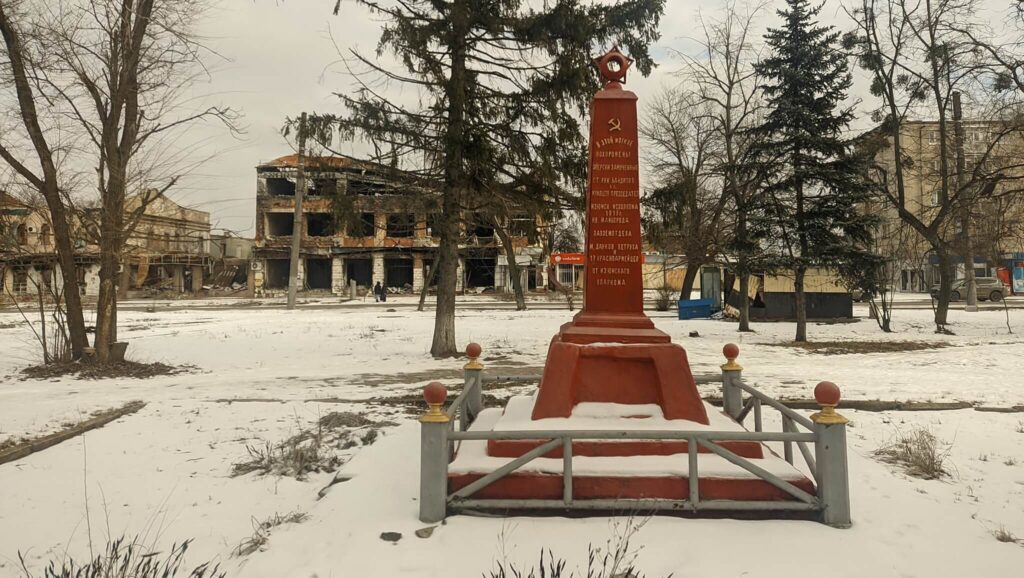 В Ізюмі знесли серп, молот і дошку Жукову, готуються до демонтажу пам’ятника комуністу Волоху (фото, документ)