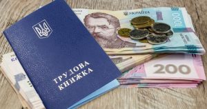 В Україні відновили виплату фінансової допомоги для безробітних та незаможних: хто отримає гроші