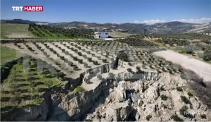 В Турции после землетрясений образовался разлом: размеры трещины в земной коре впечатляют (видео)