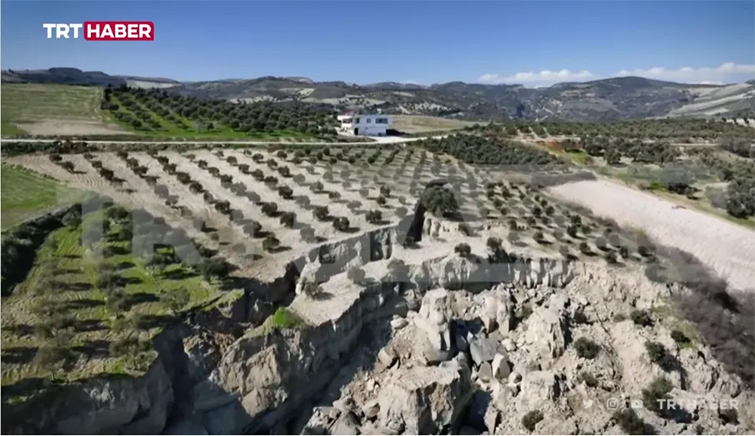 В Турции после землетрясений образовался разлом: размеры трещины в земной коре впечатляют (видео)