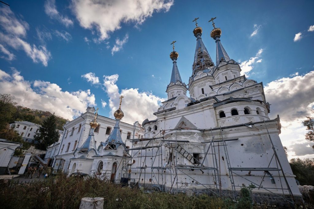 Перші обстріли Святогірська відбулися 12 березня 2022 р