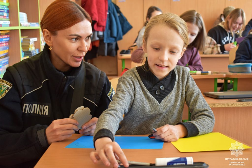 Патрульні продовжують навідуватися до діток на деокупованих територіяхПатрульні продовжують навідуватися до діток на деокупованих територіях