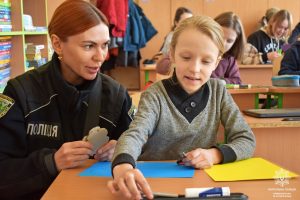 Патрульні продовжують навідуватися до діток на деокупованих територіяхПатрульні продовжують навідуватися до діток на деокупованих територіях