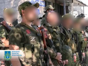 Змушували цивільних викопувати тіла загиблих громадян – заочно судитимуть організовану групу псевдоправоохоронців з Лиману