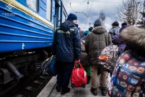 Рятувальники Донеччини продовжують надавати допомогу мешканцям області під час евакуації в більш безпечні регіони країни