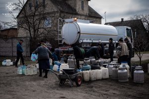 Рятувальники Донеччини підвозять воду місцевим мешканцям
