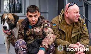 У зруйнованих будинках Красногорівки біля лінії фронту живуть близько 50 сімей. “Білі Янголи” доставляють допомогу, та евакуюють людей (відео)