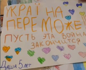 У майже зруйнованому селі Коробочкине діти малюють Україну (фото)