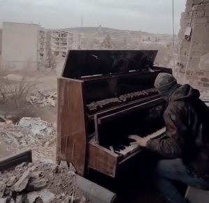 На верхньому поверсі зруйнованого будинку в Ізюмі волонтери зіграли на піаніно (відео)
