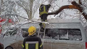 Рятувальники Донеччини ліквідовують наслідки негоди