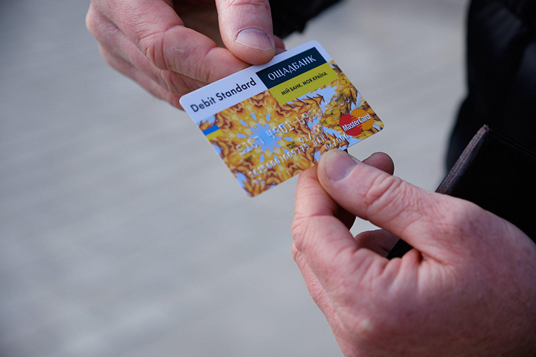 Пенсійний фонд переводить усі пенсії до «Ощадбанку»: українцям пояснили, що робити