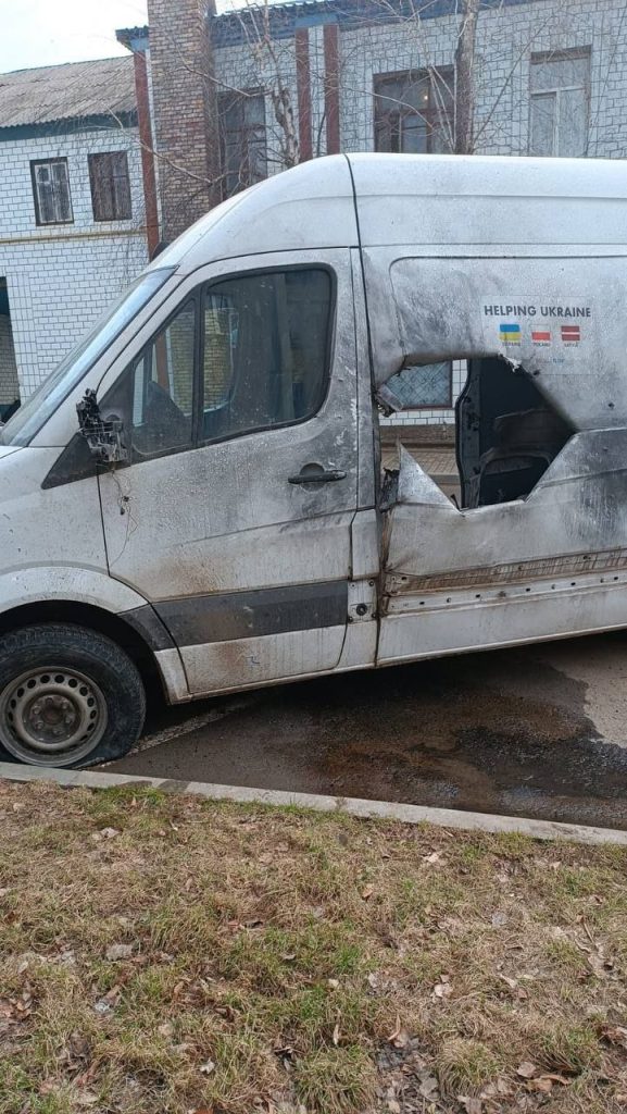 Під Бахмутом російські окупанти розстріляли авто із польськими волонтерами: є поранені