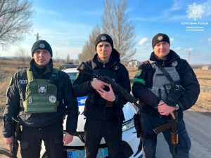 У Слов’янську поліцейські та медики допомогли бабусі вибратися з власної квартири