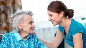 Помощь по уходу за людьми, которые в этом нуждаются: кто может рассчитывать и как получить в условиях войны