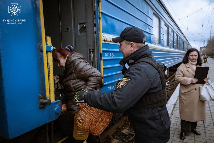 Рятувальники допомагають евакуюватись мешканцям Донеччини
