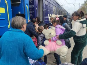 28 мешканців Донеччини евакуйовано до Житомирщини першим рейсом