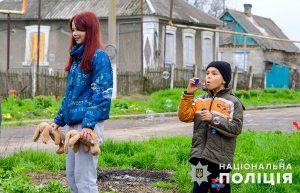 Дитинство під бомбами.  «Білі янголи» евакуювали з Красногорівки хлопчика та доставили допомогу в зону бойових дій