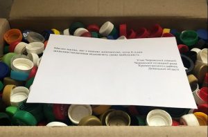 У Черкаській громаді збирають пластикові кришечки, аби допомогти військовим та мирним мешканцям, які постраждали під час війни