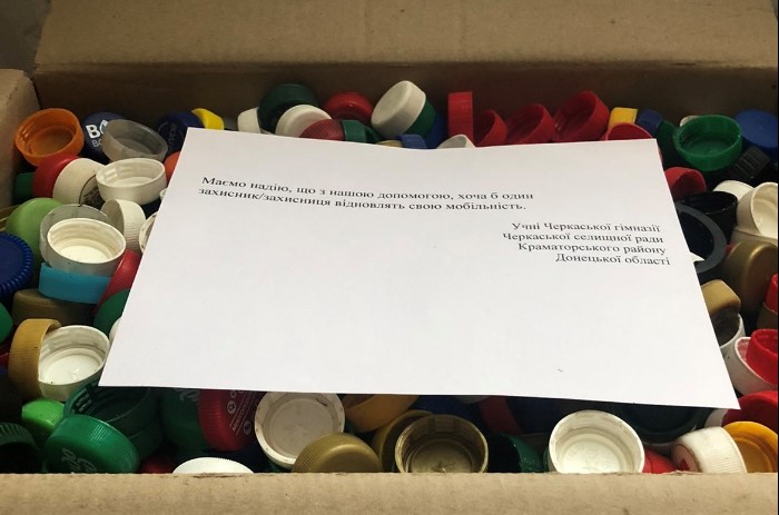 У Черкаській громаді збирають пластикові кришечки, аби допомогти військовим та мирним мешканцям, які постраждали під час війни