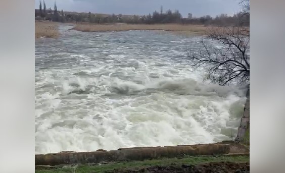 У Краматорському районі зруйнована дамба та викид води