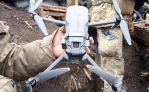 На Донеччині прикордонник збив бойовий дрон росіян зі стрілецької зброї