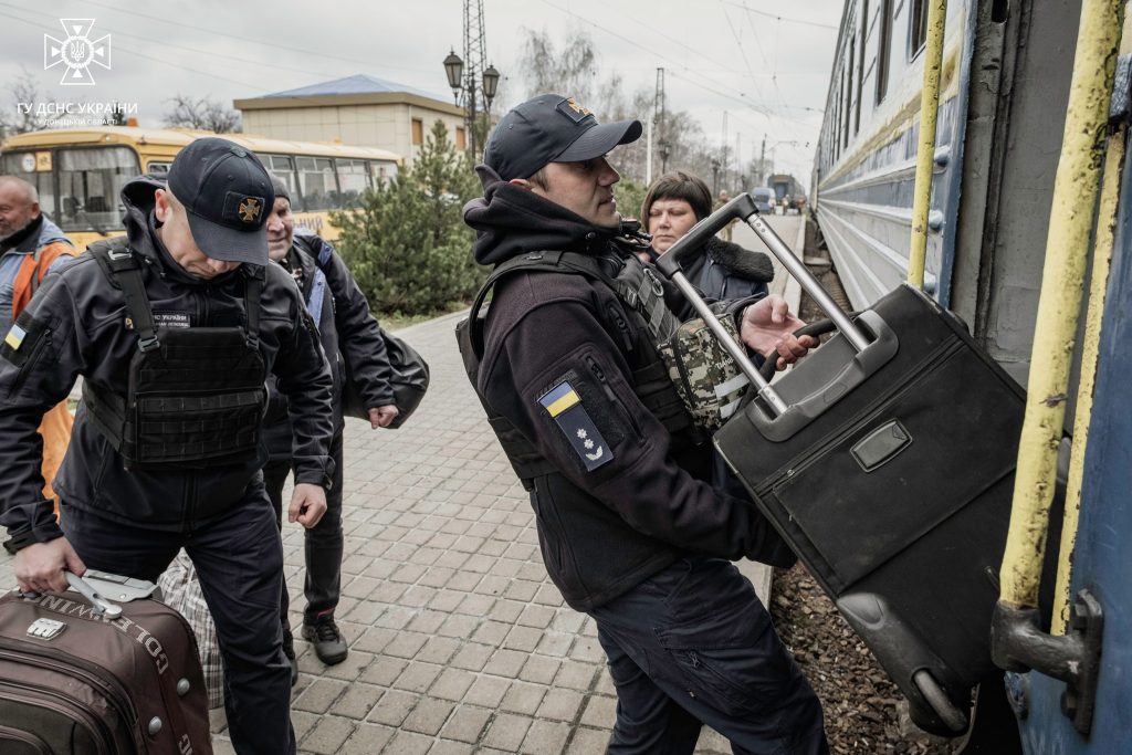 Триває обов’язкова евакуація населення з Донецької області в більш безпечні регіони країни