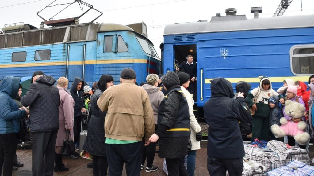 Першим потягом на Житомирщину виїхали ВПО й зі Слов’янська та Лиману: яку підтримку отримали