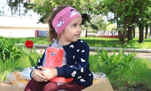 Діткам Слов’янської та Черкаської громади подарували яскраві гумові чоботи (фото)