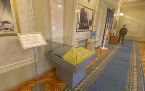 У Верховній Раді з’явився стенд із прапором зі звільненого Святогірська (фото)