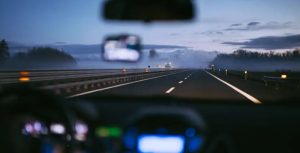 Що небезпечніше: сісти за кермо після чарки чи невиспаним