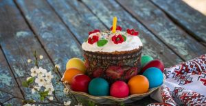 Чи можна викидати шкаралупу від освячених яєць та крихти від паски