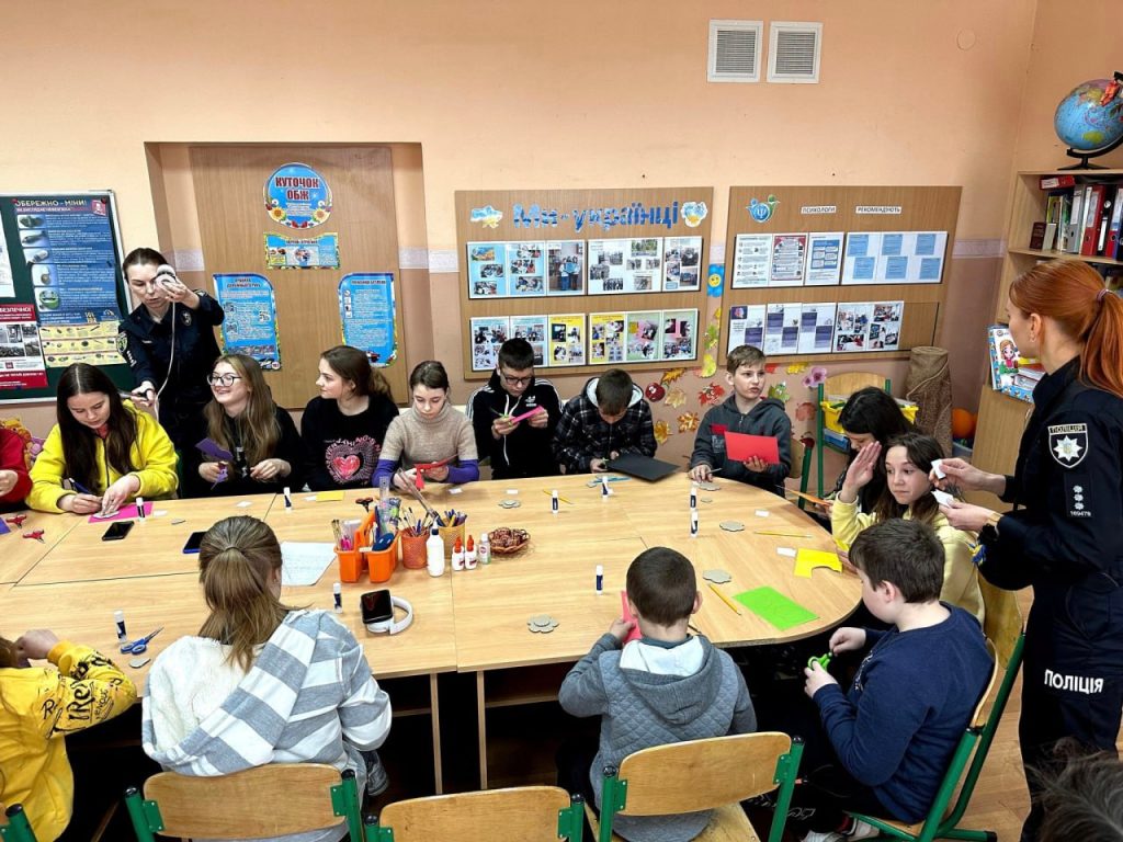 Дітей у Святогірську навчали розпізнавати поліцію, правилам безпеки та влаштували майстер-класи