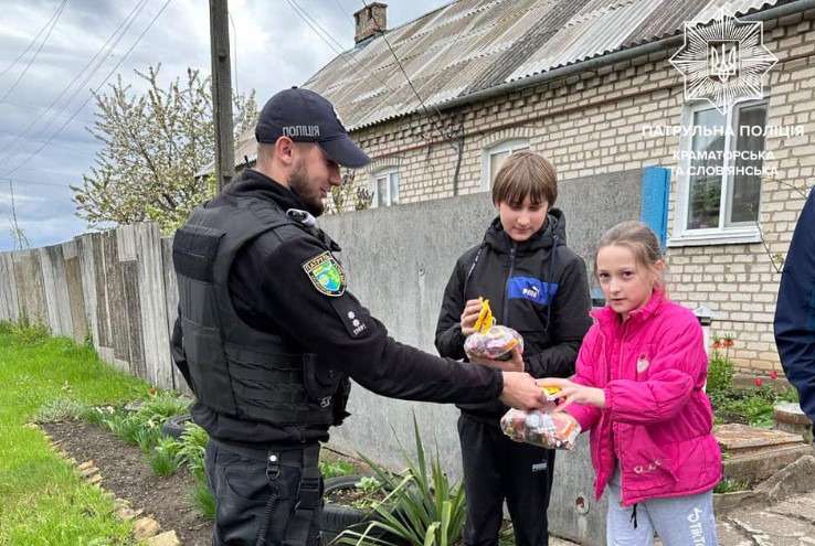 Подарувати дітлахам маленьку радість зовсім не важко, – патрульна поліція Краматорська та Слов’янська