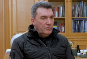 Не треба нас постійно садити за стіл перемовин: Данілов відреагував на заклик щодо мирного урегулювання війни в Україні