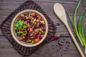 Вінегрет по-літньому: легкий рецепт з щавлем і молодою картоплею