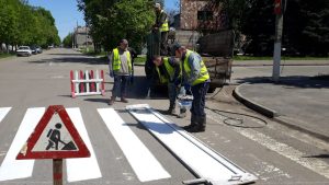 На дорогах Слов’янська оновлюють «зебри»