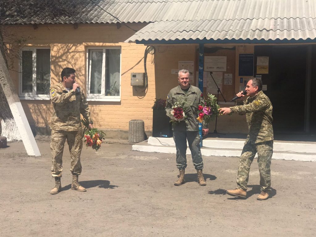 Для мешканців двох сіл на Донеччині влаштували концерт просто неба (фото)