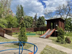 Життя у Слов’янську триває: комунальники подбали про сквер «Мрія”