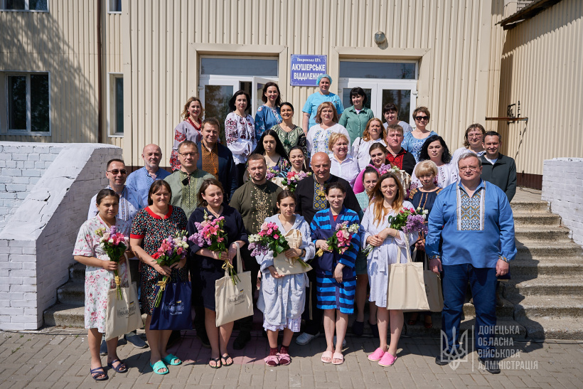 На Донеччині за традицією подарували перші вишиванки новонародженим немовлятам