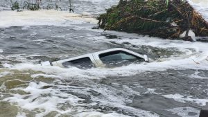 Рятувальники на Донеччині дістали автомобіль з річки