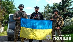 «Ледь встигли від’їхати з пораненими дітьми, як у це місце стався повторний удар». Бойові медики поліції Донеччини рятують життя під бомбами