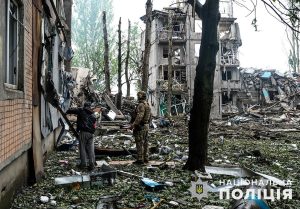 В Авдіївці «Білі Янголи» евакуюють людей, що вижили після авіаудару по багатоповерхівці