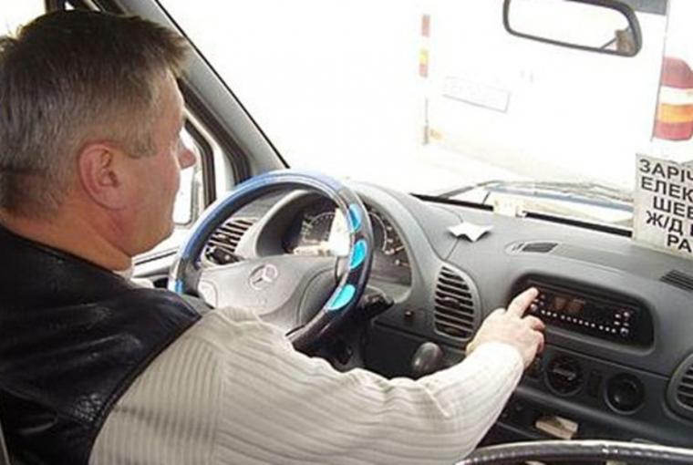 В Україні остаточно заборонили музику в автобусах і таксі