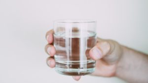 Як правильно пити воду, щоб схуднути: швидке скидання ваги без тренувань