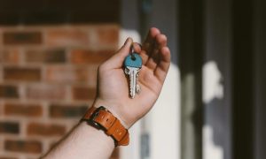 Українці, які опинилися за кордоном, можуть втратити квартири: названо нову аферу